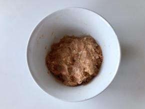 然后拿筷子顺着一个方向搅拌上劲。