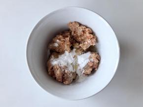 在肉糜中加入淀粉、酱油、香油和少许盐。