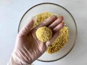 用手抓一些肉糜，团成圆圆的小肉丸子。