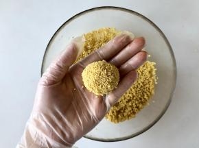 用手抓一些肉糜，团成圆圆的小肉丸子。