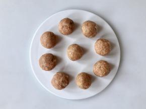 全部团好放在盘子里备用。