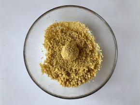 把浸泡金龙鱼爱心桃花小米的碗里的水沥干，然后把肉丸子放进去滚一滚，让肉丸子裹上一层小米外衣。