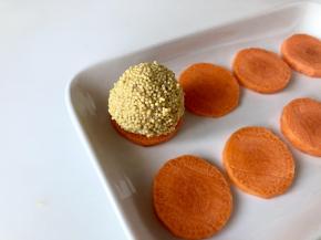 把胡萝卜切成圆片，垫在肉丸子下面。