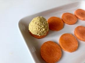 把胡萝卜切成圆片，垫在肉丸子下面。