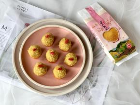 最后在肉丸子面上放一颗枸杞点缀即可！