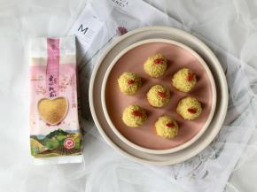 枸杞也可以在剩余5分钟的时候放在丸子面上一起蒸，不要一开始就放进去，蒸的太久就不好看啦。