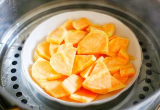 红薯洗净去皮切块上锅蒸熟。