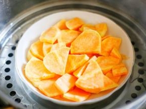 红薯洗净去皮切块上锅蒸熟。