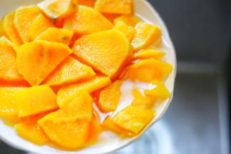 倒掉蒸出来的水分。