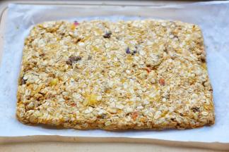 取红薯团放在铺了烘焙纸的烤盘上整形，压实按紧。