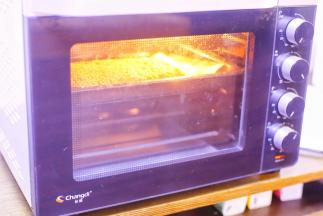 推入预热好的烤箱，上下火中层180℃，烤30分钟出炉切条即可。