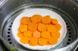 胡萝卜去皮切片上锅蒸熟。