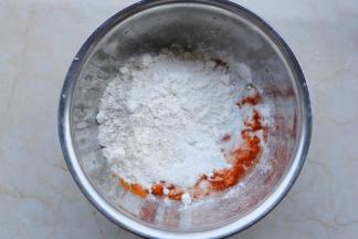 再分批加入100g面粉，150g糯米粉，搅拌成絮状。