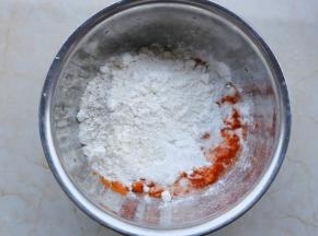再分批加入100g面粉，150g糯米粉，搅拌成絮状。