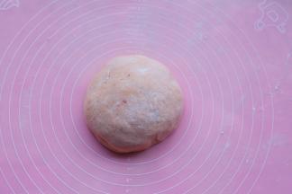 揉成不沾手的面团，可以适当多加点面粉。