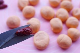 红枣剪成枣片，每一个红枣剪2片。