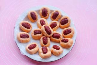 胡萝卜红枣点心底下贴一层油纸，放入盘中，上锅中火蒸20分钟后即可！