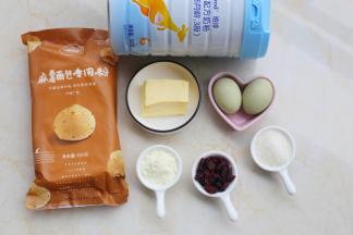 准备好所有食材。黄油提前融化，蔓越莓切碎。