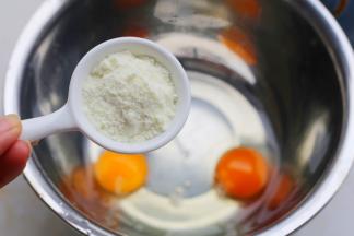 鸡蛋、澳优珀淳奶粉、白糖加温水拌匀。
