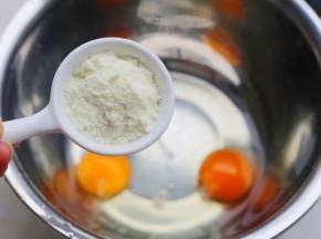 鸡蛋、澳优珀淳奶粉、白糖加温水拌匀。