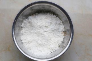 大盆中倒入加热好的鸡蛋奶粉白糖，加入麻薯粉。