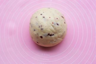 揉成光滑的面团，分成30g大小均等的面团。