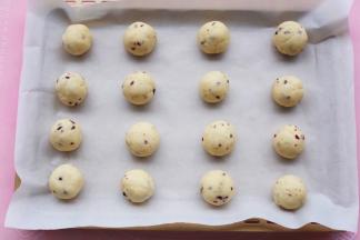 放入铺好油纸的烤盘。