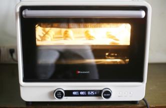 推入预热好的烤箱，180度烤25分钟即可。