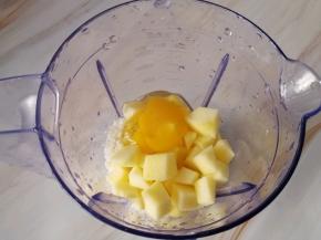 把泡好的大米和苹果鸡蛋放入料理杯中