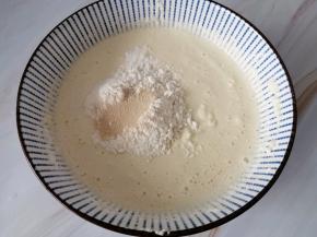 米糊里加入面粉和酵母