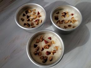 模具里刷油，倒入米糊，上边放上红枣