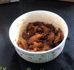 鸡胸肉洗净切片，加入除猪油和枸杞外的所有调料，拌匀腌制半小时以上