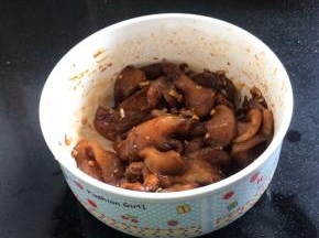 鸡胸肉洗净切片，加入除猪油和枸杞外的所有调料，拌匀腌制半小时以上