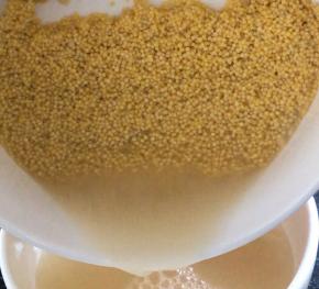 把浸泡好的黄小米沥去水分