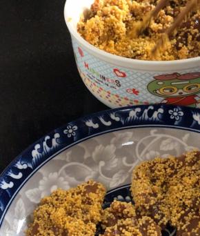 使每片鸡肉都裹满小米，装入盘中