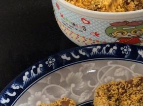 使每片鸡肉都裹满小米，装入盘中