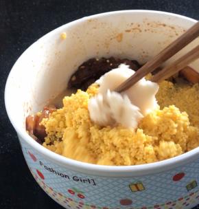 加入猪油，拌匀