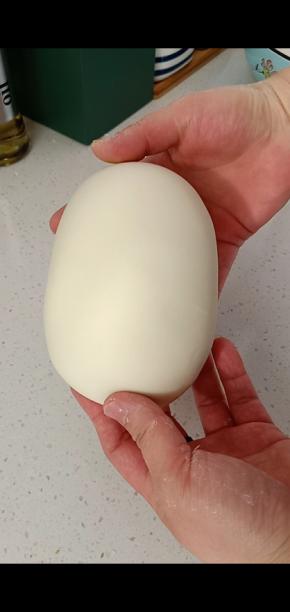 面团材料混合揉成超级无敌光滑的面团

