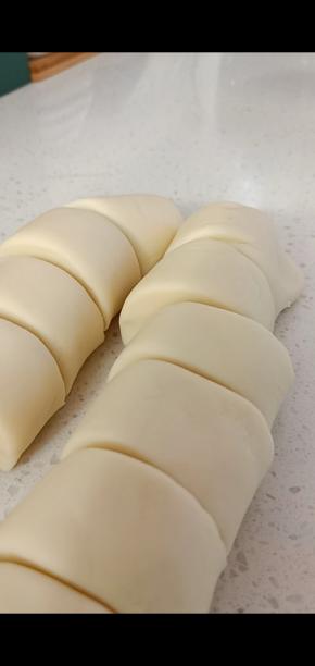 从中分出16个35克的面团

