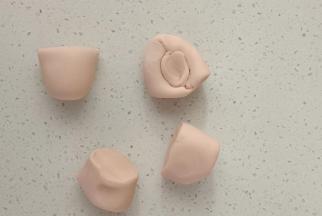 其中4份加少量红曲粉揉成粉色面团

