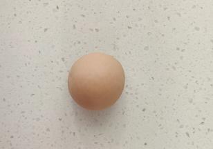 1份加可可粉揉成棕色面团（这个是用来做麋鹿的）

