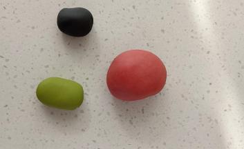 剩余的面团取3份，分别揉入红曲粉，菠菜粉，竹炭粉，红色面团稍大点大概25克面团，绿色大概10克，黑色8克左右

