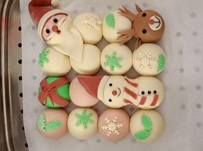 将各配件分别粘好，看一下整体效果（将手机转一下看，我拍的竖图，但步骤需要放横图，这是第二次做的，第一次忘记拍照了），
盖保鲜膜放温暖处发酵至1.5倍大后开水上锅蒸15分钟，关火闷2分钟即可