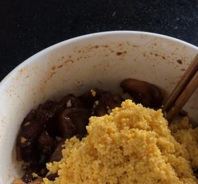 倒入腌制好的鸡肉中