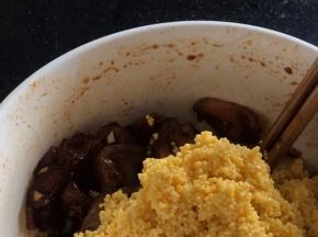 倒入腌制好的鸡肉中