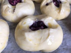 取出发酵好的面包坯，刷上蛋黄液，同时200度预热烤箱10分钟