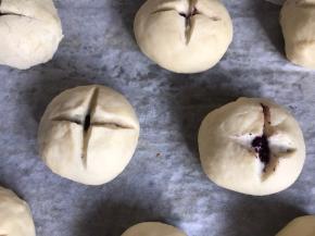 用锋利的刀片划出十字花刀