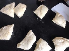 取出发酵好的面团按压排气，分成均匀的剂子