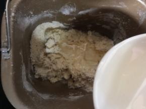 加入玉米油，继续揉面20分钟左右