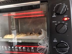 放入预热好的烤箱中层，180度烤20分钟即可